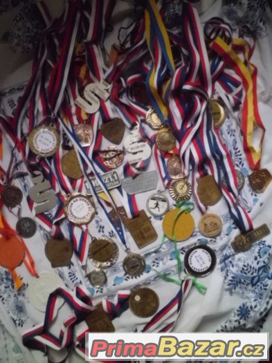 hromada různých Sportovních Medailí