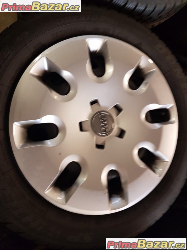 plechové disky s poklicema Audi A1 s pneu na dojeti Dunlop 8X0601027C 5x100 6jx15 et2