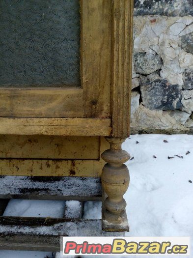 Stará zdobená skříňka – fotografie 4