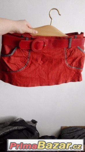 červená mini sukně s páskem