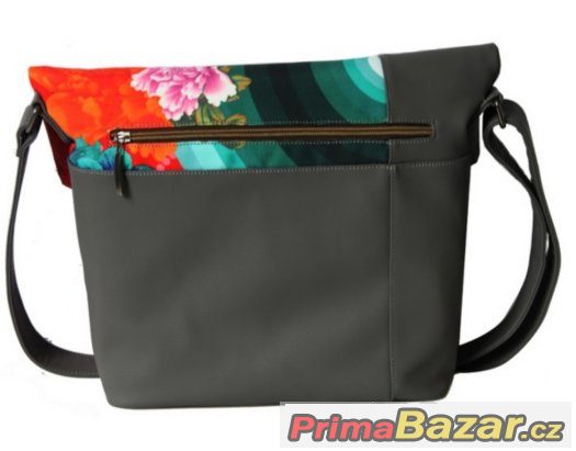 Velká DESIGUAL kabelka s pieroty za polovinu Velká DESIGUAL kabelka s pieroty za polovinu