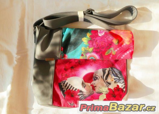 Velká DESIGUAL kabelka s pieroty za polovinu Velká DESIGUAL kabelka s pieroty za polovinu