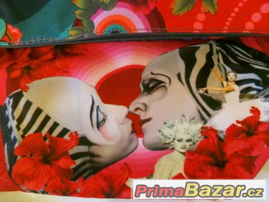 Velká DESIGUAL kabelka s pieroty za polovinu Velká DESIGUAL kabelka s pieroty za polovinu