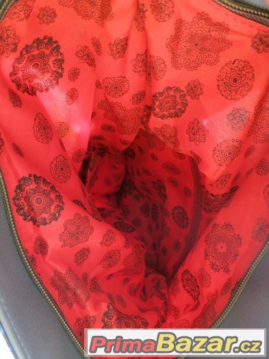Velká DESIGUAL kabelka s pieroty za polovinu Velká DESIGUAL kabelka s pieroty za polovinu