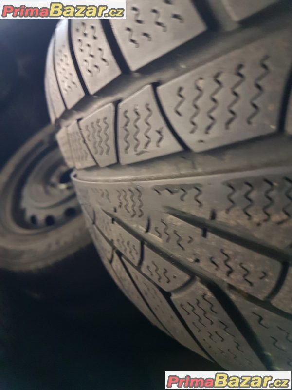 plechové disky s pneu Pirelli na dojeti 30%  8P0 5x112 6jx16 et50