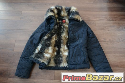 Krasná zimní bunda zdobená bohatým kožichem, TOP STAV