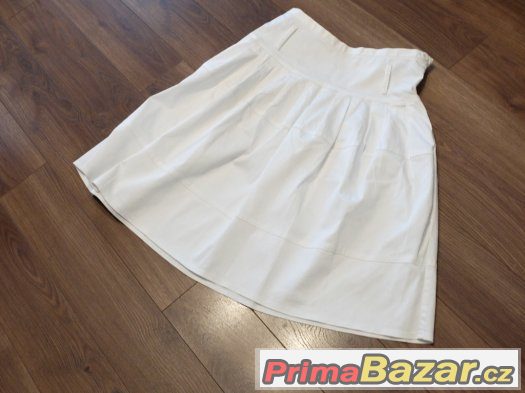 Bílá letní sukně ke kolenů