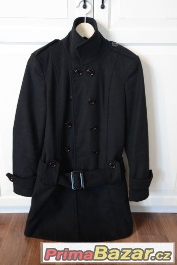 KRÁSNÝ elegantní černý kabát.