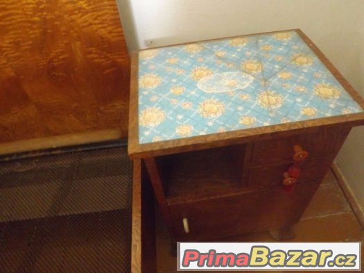 Starožitný nábytek-postel-skříně-stolky-toaletka