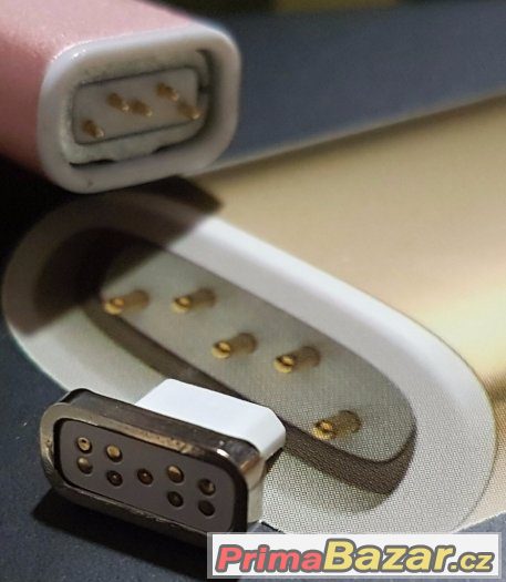 Magnetický nabíjecí a datový kabel s microUSB konektorem.