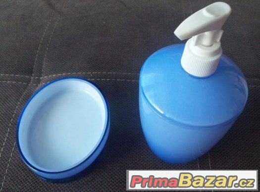Koupelnová sada: fialkovo modrá mýdlenka a dávkovač mýdla.