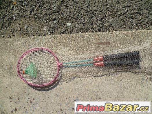 pálky na badminton