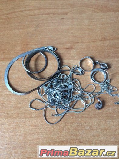 Hromádka stříbrných šperků,řetízky,prstýnky,naušnice
