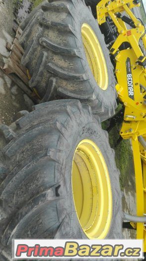 Přední dvojmontáže na John Deere 8000