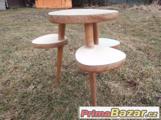 retro-kvetinovy-stolek