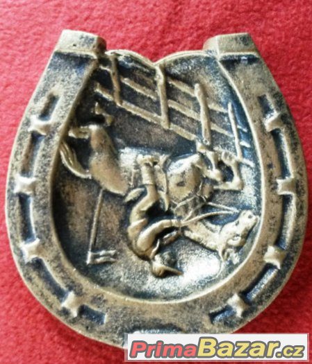bronzovy-relief-podkova-s-jezdeckym-vyjevem