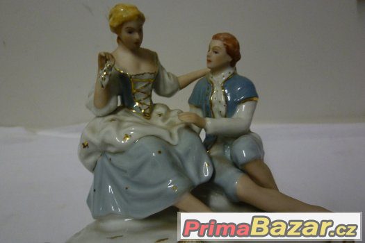 porcelánové figurální hodiny Dux barokní sousoší 30 cm