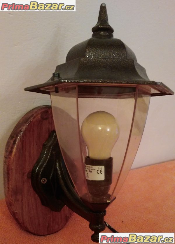Stylová lampička s dřevěným držákem a vypínačem.