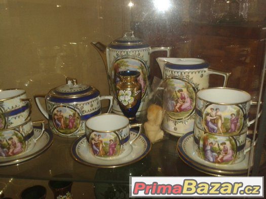 Skříně,skleněné komody,broušené sklo a porcelán