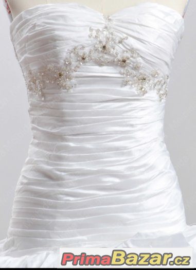 nové bílé svatební šaty s kruhovou spodnicí a vlečkou