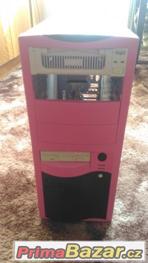 PC case rúžový