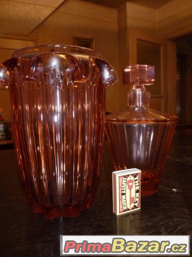 Souprava skla (váza, karafa, skleničky, misky, dóza s víkem)