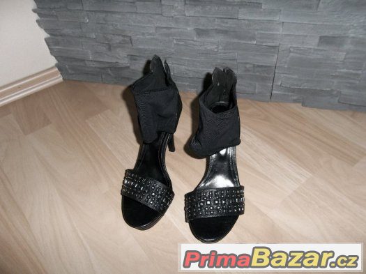 Boty s podpatkem - otevřené - černé