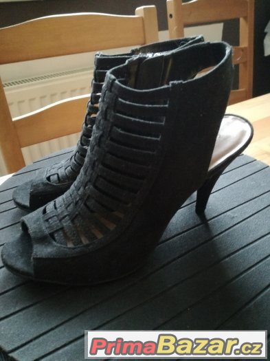Černé boty na podpatku