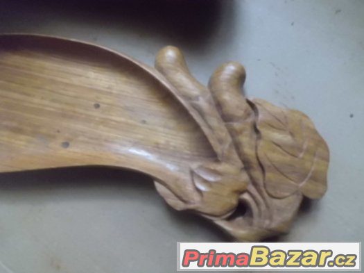starý dřevěný vyřezávaný ptáček na větvi a dřevěná miska