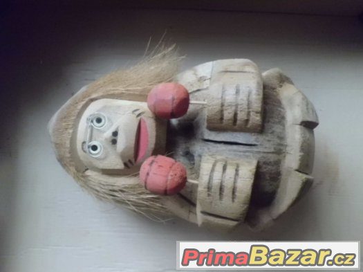 retro opičák vyřezaný z obr ořechu jako kasička