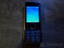 Nokia 6300, stříbrná,klasický tlačítkový telefon.