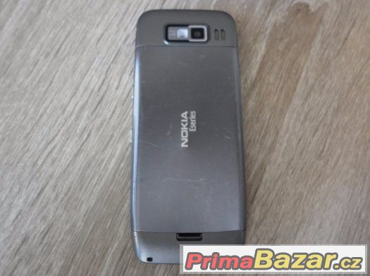 Nokia E52, 3.2MPx, perfektní stav, plně funkční, stříbrná.