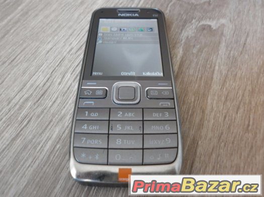 Nokia E52, 3.2MPx, perfektní stav, plně funkční, stříbrná.