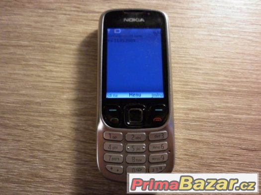 Nokia 6303, stříbrná, klasický tlačítkový telefon.