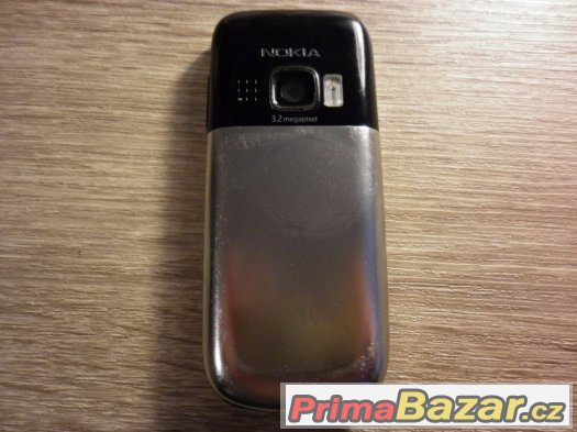 Nokia 6303, stříbrná, klasický tlačítkový telefon.
