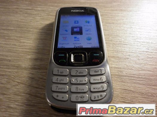 Nokia 6303, stříbrná, klasický tlačítkový telefon.