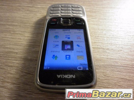 Nokia 6303, stříbrná, klasický tlačítkový telefon.