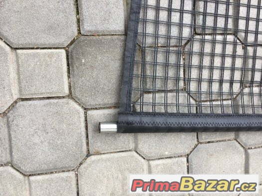 zadní síť do vozidla s oky. zadní síť do vozidla s oky.