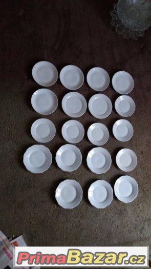 Keramické talíře, bílé a vzorované
