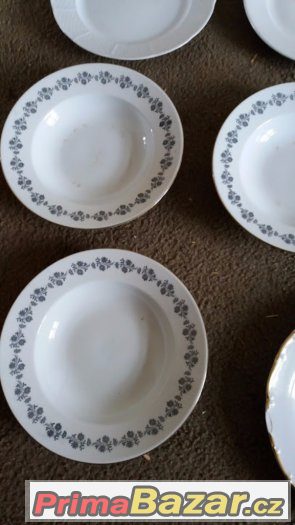Keramické talíře, bílé a vzorované