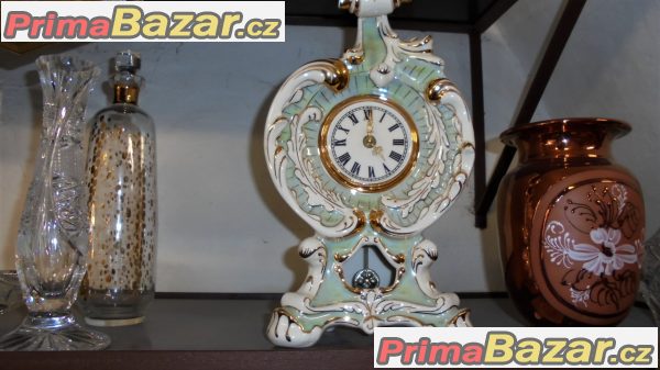 české stojací hodiny, porcelánové v rokokovém provedení