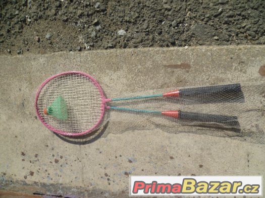 pálky na badminton