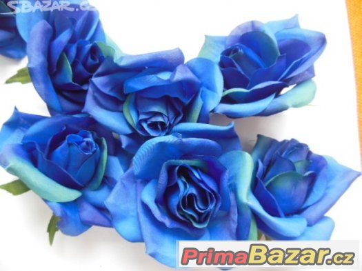 Dekorace-modré růže,dřevěné tulipány,kytičky,třpyt.hvězdičky