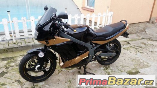 suzuki-gs-500-e-kapoty-se-svetlem