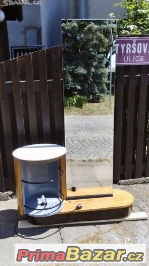 Halabala funkcionalistická toaletka po renovaci Halabala funkcionalistická toaletka po renovaci
