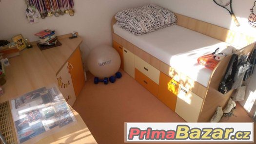 Dětská postel a stůl Dětská postel a stůl