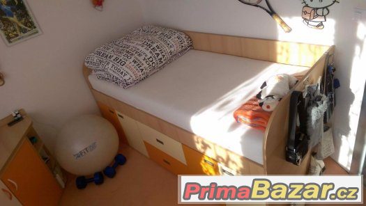 Dětská postel a stůl Dětská postel a stůl