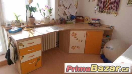Dětská postel a stůl Dětská postel a stůl