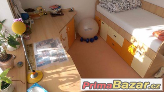 Dětská postel a stůl Dětská postel a stůl