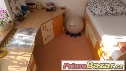 Dětská postel a stůl Dětská postel a stůl
